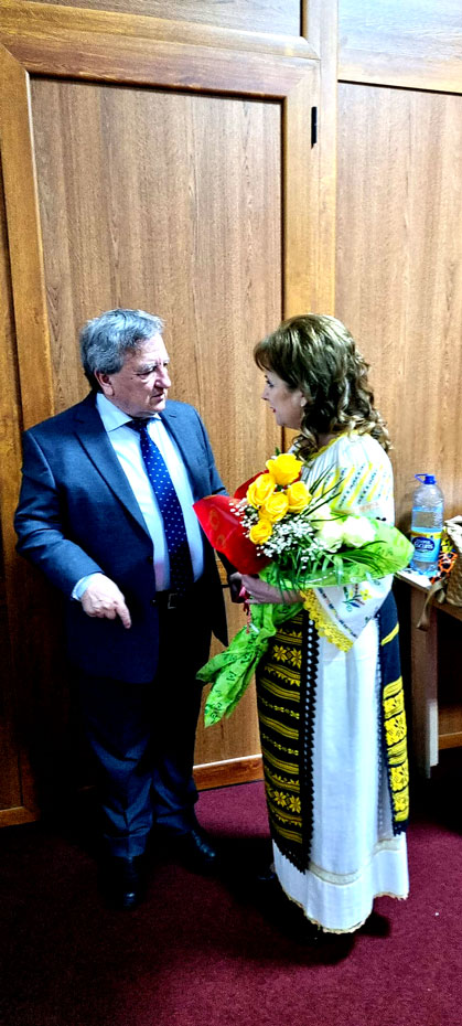 Presedintele Ligii Culturale Fiii Gorjului, domnul Sabin Stamatescu, a inmanat o diploma de excelenta la Aniversarea Activitatii Muzicale a Doamnei Cantecului Oltenesc Claudia Torop pe scenele orasului Bumbesti-Jiu - Gorj 